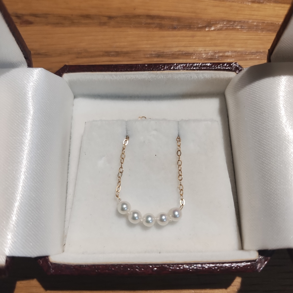 Elegant Gold and Pearl Bracelet